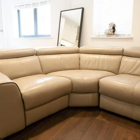 Stunning 1 Bedroom In City Centre *